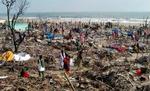Tsunamiramte indere har samlet deres ejendele på en strand nær Madras efter flodbølgekatastrofen. - Foto: AP 