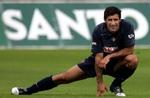 Luis Figo strækker ud efter træning med Real Madrid. Nu flytter den portugisiske stjerne til Inter. - Foto: AP 