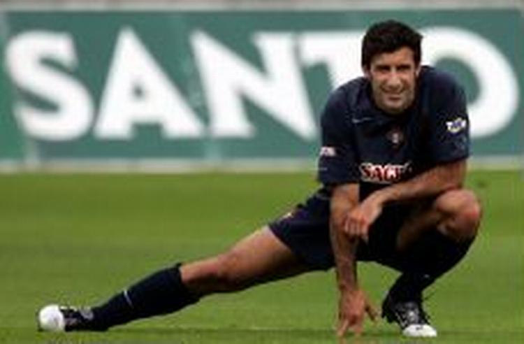 Luis Figo strækker ud efter træning med Real Madrid. Nu flytter den portugisiske stjerne til Inter. - Foto: AP 