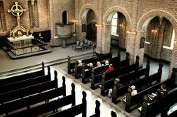 Knyt en jagt til gudstjenesten, opfordrer biskop Lindhardt. Så kommer folk i kirke. - Arkivfoto fra Apostelkirken på Vesterbro: Miriam Dalsgaard 