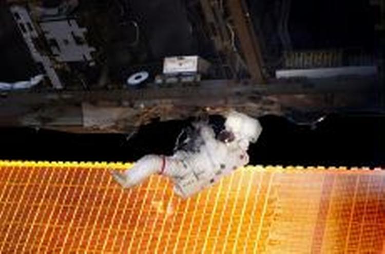 Astronauterne på Discovery har fri udsigt til jorden, og de kan fra rummet se store ødelæggelser af natur og miljø på vores klode. - Foto: AP 