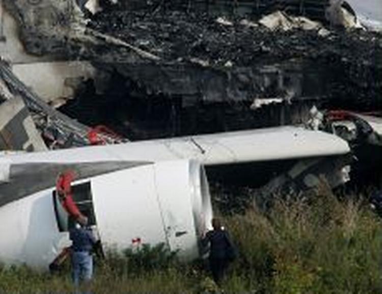 Indenfor to minutter var samtlige passagerer og besætningsmedlemmer ude af det havarerede Air France-fly .- Foto: AP 