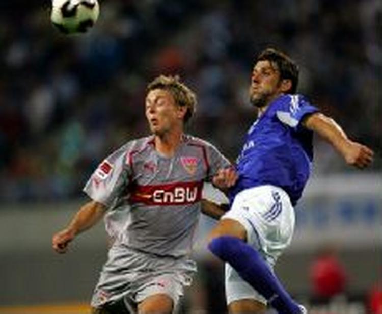Jon Dahl Tomasson kom på banen mod Scahlke. På lørdag er han med fra start. - Foto: AP 