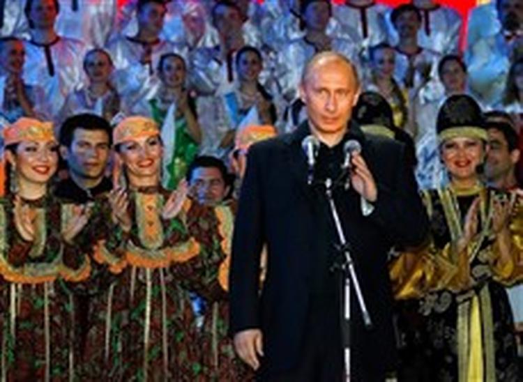 Præsident Putin fotograferet på Den Røde Plads i Moskva ved en lejlighed tidligere sommeren, hvor det russiske parlaments uafhængighedserklæring i 1990, mens Sovjetunionen endnu eksisterede, blev fejret.   Foto: AP 