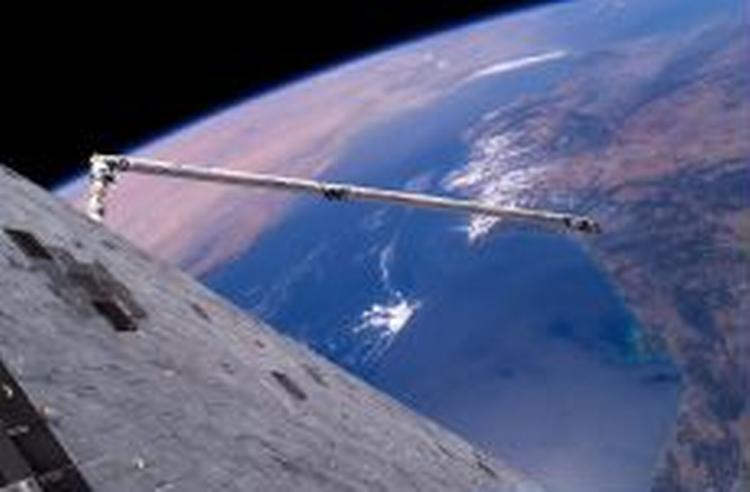 Det Røde Hav i baggrunden på dette billede fra Discovery. - Foto: AP 