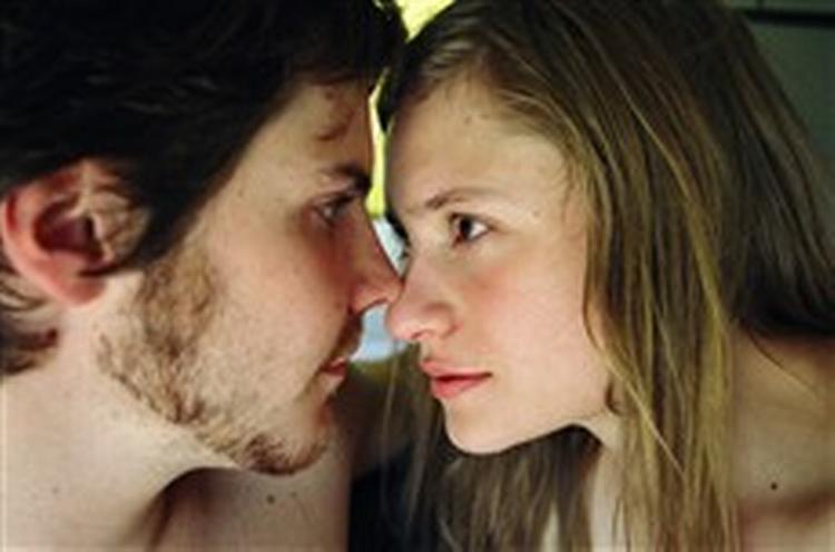 Jan og Jule spilles af et par af tysk films opadstræbende stjerner, Daniel Brühl og Julia Jensch, der forelsker sig, mens de prøver at ændre verden. - Foto fra filmen 