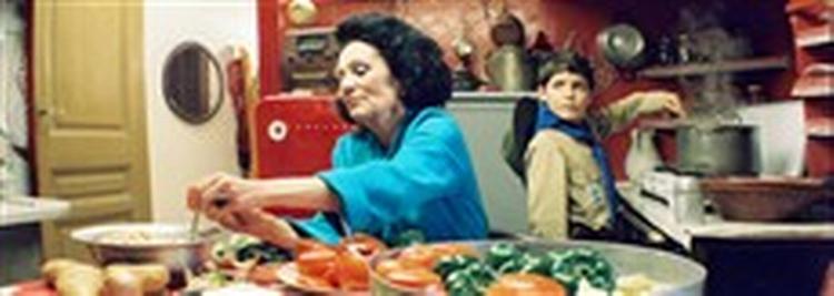 Drengen Fanis vokser op i sin bedstefars kryddeributik, men det er på et bordel, han lærer at lave mad. - Foto fra filmen 