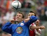 'Vi skal bruge Thomas', lyder meldingen fra Thomas Rasmussens (blå) arbejdsgiver i Rostock. Brøndby må hæve buddet, hvis man vil sikre sig den danske kantspiller. - Foto: AP 