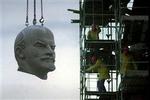 Lenin-mindesmærket stod i DDR-tiden i bydelen Friedrichhain, men i 1991 blev granitstatuen hugget i 129 enkeltstykker og begravet uden for Berlin.   Foto: Hansi Krauss 