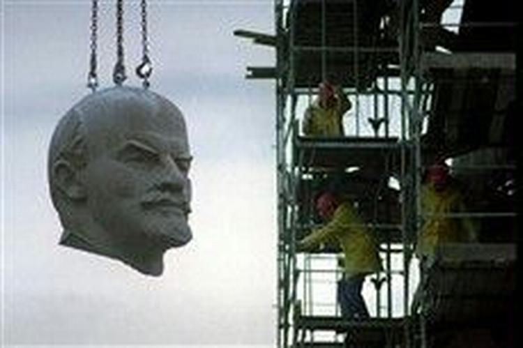 Lenin-mindesmærket stod i DDR-tiden i bydelen Friedrichhain, men i 1991 blev granitstatuen hugget i 129 enkeltstykker og begravet uden for Berlin.   Foto: Hansi Krauss 