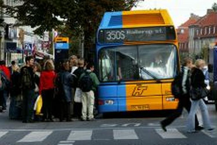 Passagerer i kø til en bus på Nørreport Station i København. - Arkivfoto: Claus Lunde 