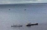 190 meter under disse russiske redningsskibe i Stillehavet ligger den strandede ubåd. - Foto: AP 