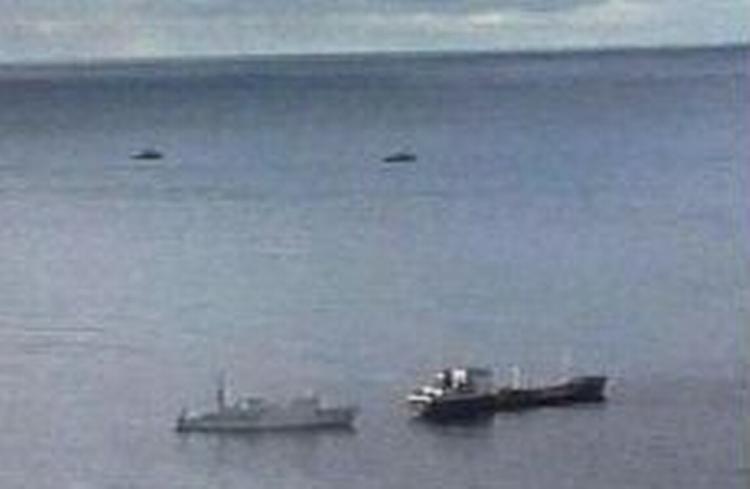 190 meter under disse russiske redningsskibe i Stillehavet ligger den strandede ubåd. - Foto: AP 