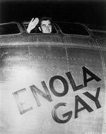 Oberst Paul W. Tibbits vinker fra cockpittet i hans B-29 bombemaskine, den 6. august 1945, kort før take-off. Dagen før havde Tibbet opkaldt flyvemaskinen efter sin mor  Enola Gay .   Polfoto 