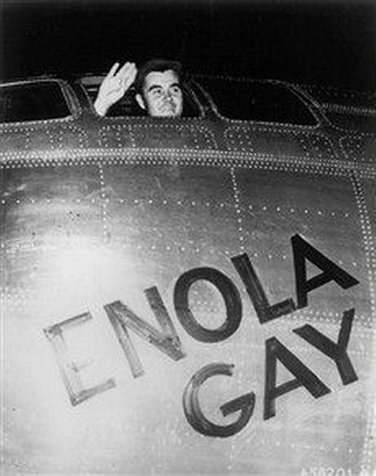 Oberst Paul W. Tibbits vinker fra cockpittet i hans B-29 bombemaskine, den 6. august 1945, kort før take-off. Dagen før havde Tibbet opkaldt flyvemaskinen efter sin mor  Enola Gay .   Polfoto 