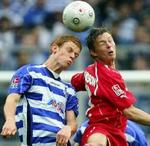 Duisburgs Uwe Moehrle går efter bolden i nærkamp med Jon Dahl Tomasson (th.). - Foto: AP 