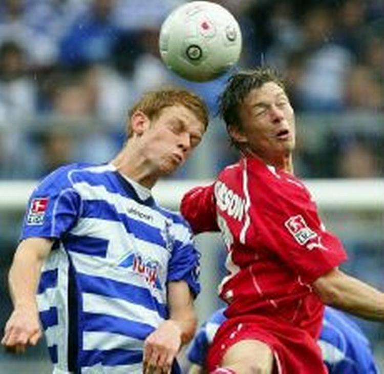 Duisburgs Uwe Moehrle går efter bolden i nærkamp med Jon Dahl Tomasson (th.). - Foto: AP 