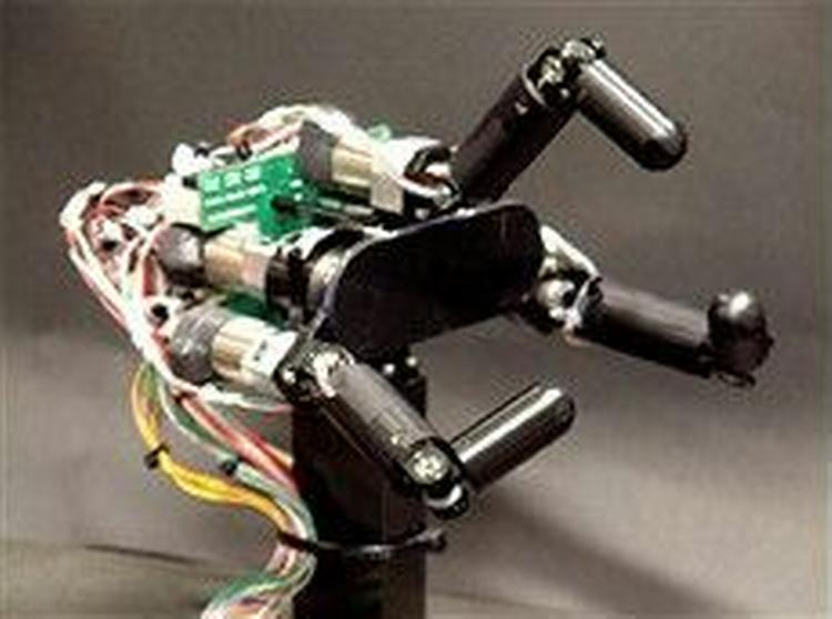 Robothånden kan gribe bolde med en hastighed på 300 km./t. - Foto: Tokyo University 