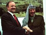 Robin Cook under et møde i 1998 med den afdøde palæstinensiske leder Yassir Arafat. - Arkivfoto: AP 