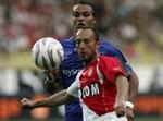 Monacos Ernesto Chevanton (rød-hvid trøje) blev ofte den lille i duellerne med Auxerres Younes Kaboul. - Foto: AP. 