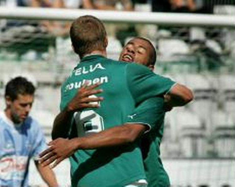 Viborgs Jose Roberto Mota (th) scorede til 2-0 og omfavnes af Simon Poulsen. - Foto: Erik Kragh 
