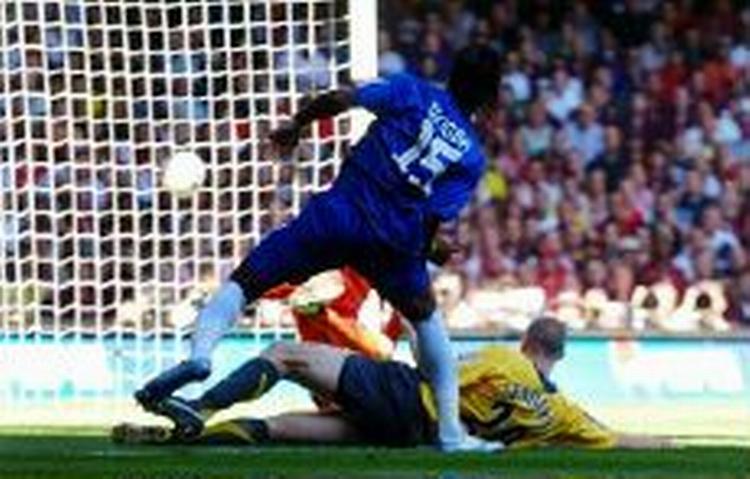 Drogba var en evig trussel for Arsenals Senderos. - Foto: AP. 