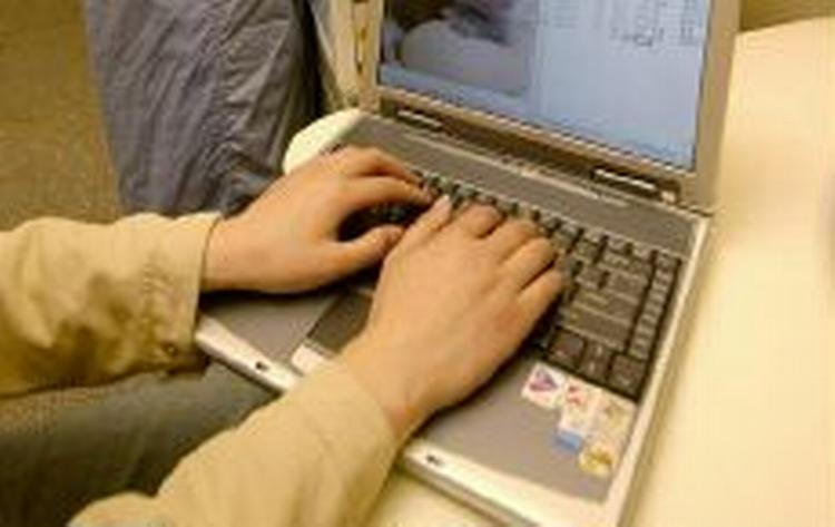 Ofrene for den nye form for netsvindel er via e-mail og falske hjemmesider blevet lokket til at udlevere følsomme kontooplysninger. - Arkivfoto: AP 