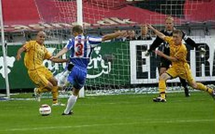 OB's Ulrik Laursen forsøger sig tæt på mål. - Foto: Lars Skaaning 