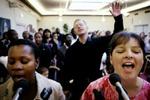 Der er sang, trommer og rytmer ved søndagsgudstjenesten i The International Christian Community. Det er en stemning, der appellerer til både indvandrere og mange danskere.   Foto: Thomas Borberg 