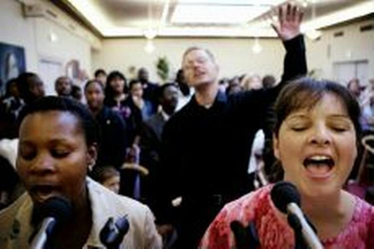 Der er sang, trommer og rytmer ved søndagsgudstjenesten i The International Christian Community. Det er en stemning, der appellerer til både indvandrere og mange danskere.   Foto: Thomas Borberg 