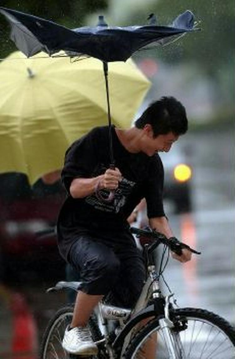 Den tropiske storm Matsa er på vej mod millionbyen Beijing. Fredag havde denne cyklist problemer, da stormen ramte Taiwan. - Foto: AP 