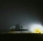 Discovery rammer landingsbanen på Edwards Air Force Base i Californien i de tidlige morgentimer. - Foto: AP 