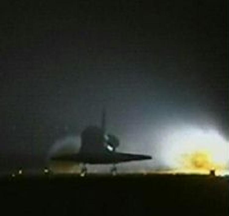 Discovery rammer landingsbanen på Edwards Air Force Base i Californien i de tidlige morgentimer. - Foto: AP 