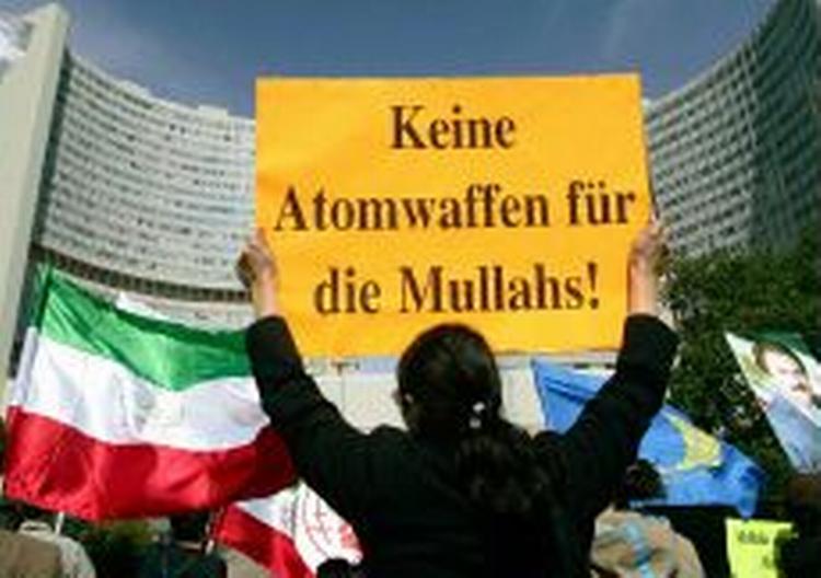 Demonstranter i Wien giver udtryk for deres holdning til Irans omstridte atomprogrammer. - Foto: AP 