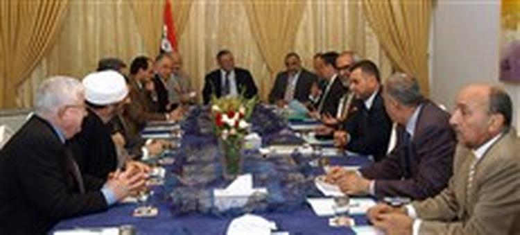 Møde om forfatningen under ledelse af præsident Jalal Talabani. Forfatningen skal være klar om fem dage.   Foto: AP 