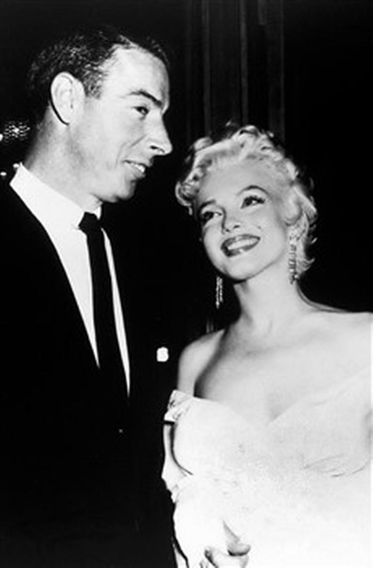Marilyn Monroe havde både et amourøst forhold til Robert Kennedy og en one night stand med sin kvindelige skuespillerkollega Joan Crawford, antydes det på de hidtil hemmeligholdte bånd.   Arkivfoto: Cinetext Bildarchiv 