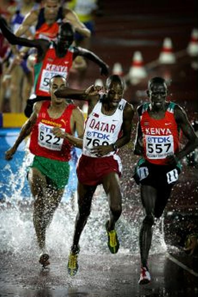 Kenyanerne jagtede endnu en gang Saïf Saaeed Shaeen (hvid), der stiller op for Qatar, men kunne intet stille op, da forhindringsløbets mester åbnede op. 