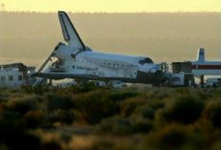 Discovery i morgenlyset i Californien efter landingen i går. - Foto: AP 