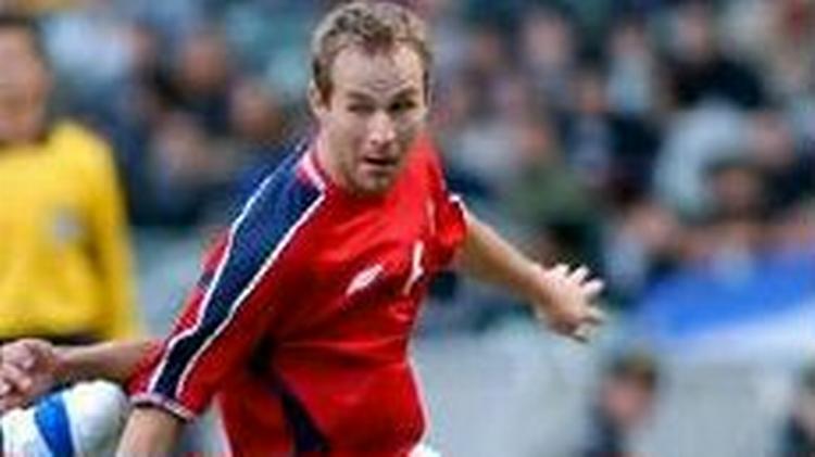 Ardian Gashi under en landskamp for Norge i 2004. - Arkivfoto: AP. 