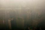 Et sted under disen gemmer Kuala Lumpur sig. Sigtbarheden er flere steder på få hundrede meter. - Foto: AP 