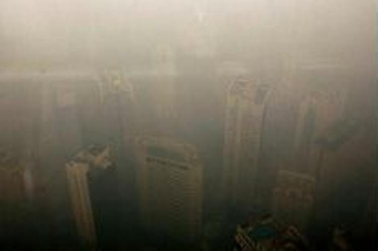 Et sted under disen gemmer Kuala Lumpur sig. Sigtbarheden er flere steder på få hundrede meter. - Foto: AP 