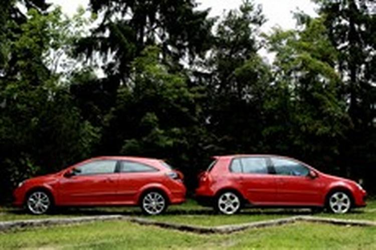 Opel Astra GTC Turbo (til venstre) og VW Golf GTI. Foto: Thomas Borberg 
