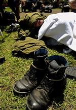 En israelsk soldat tager sig et hvil i landsbyen Bat-Hadar, kort før soldaterne skal starte en øvelse i at evakuere jødiske bosættelser i Gaza.   Foto: AP 