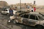 Lokale irakere inspicerer et bombetomt i går i Bagdad. - Foto: AP 