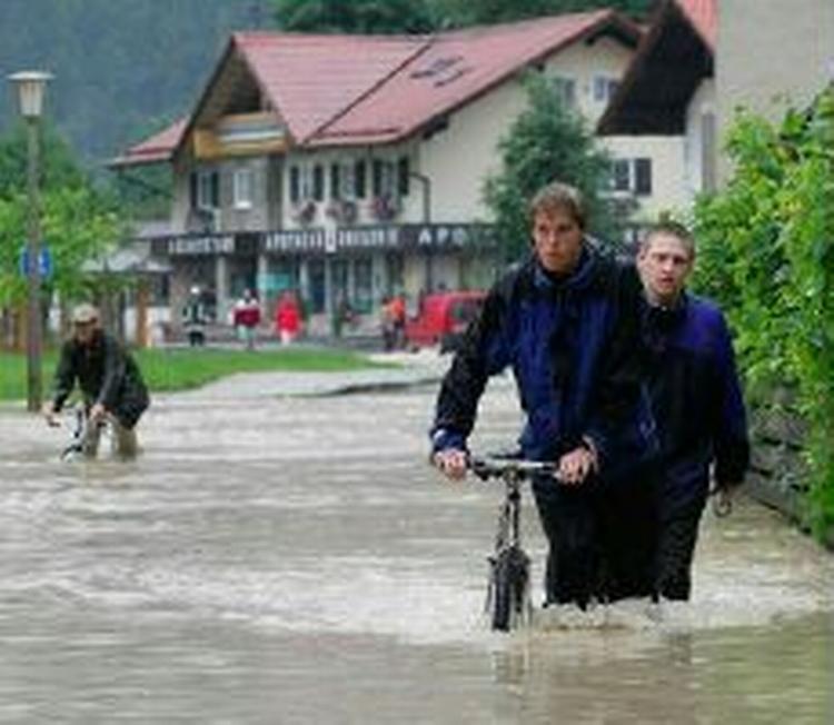 Indbyggerne i byen Unterwoessen i Sydtyskland mærkede vejrlunerne denne sommer. - Foto: AP 