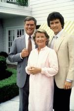 Barbara Bel Geddes var samlingspunktet i 'Dallas'. Her står hun sammen med sine to sønner JR og Bobby. Nu er hun død i en alder af 82 år. - Foto: Reuters 