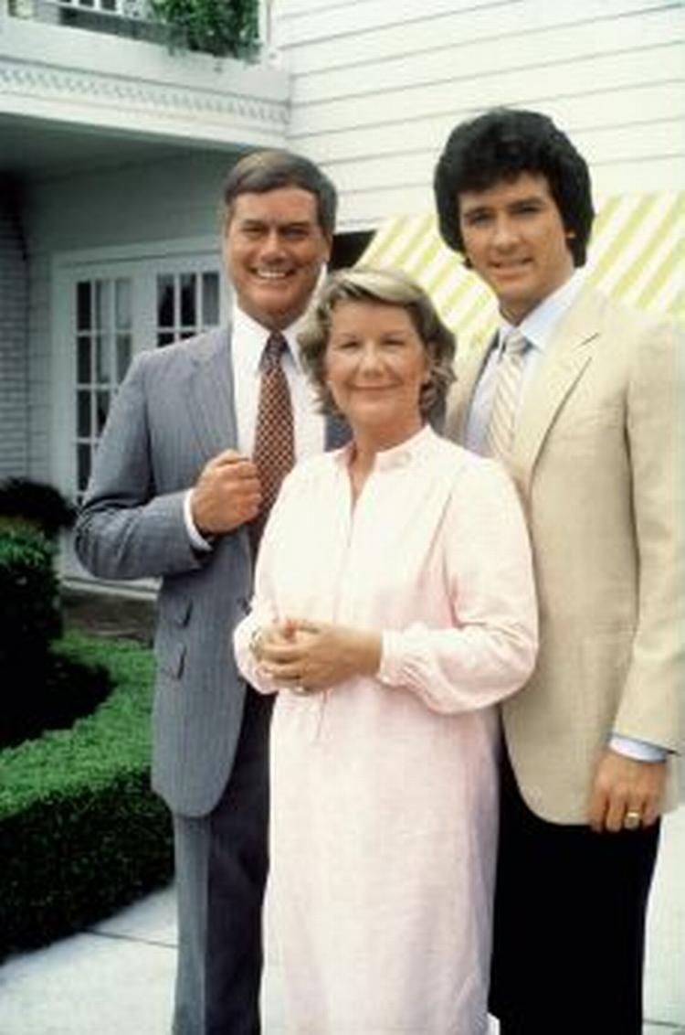 Barbara Bel Geddes var samlingspunktet i 'Dallas'. Her står hun sammen med sine to sønner JR og Bobby. Nu er hun død i en alder af 82 år. - Foto: Reuters 