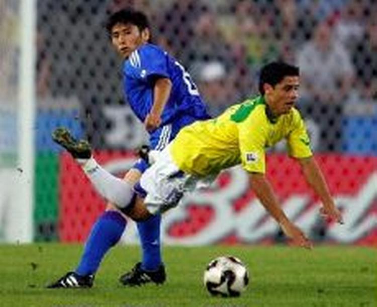 Cicinho på langs under Confederations Cup. - Arkivfoto: AP. 