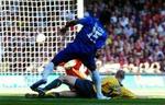 Hvis de engelske fans vil se Chelseas Didier Drogba og de mange andre stjerner i Premier League, skal de møde lidt tidligere op på stadion. - Foto: AP. 