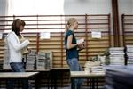 Elever fra 1.d henter bøger på Aarhus Katedralskole. - Foto: Rasmus Baaner 